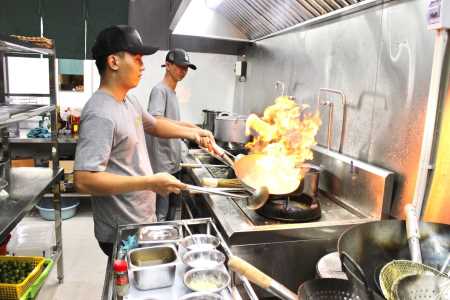 LEMONGRASS Seafood&Việt Hoa: Dùng bữa cùng đầu bếp 5 sao