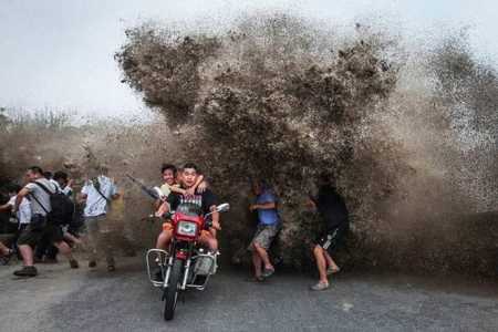 Sóng 'thủy quái' trên sông thu hút hơn 100.000 người Trung Quốc