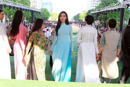 Dàn sao Việt cùng 3.000 người mặc áo dài ở phố đi bộ Nguyễn Huệ