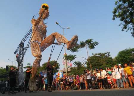 Ùn ùn đi xem rối khổng lồ nhảy múa trên đường phố Huế