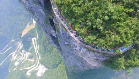 Nghẹt thở qua cầu đáy kính Trung Quốc cheo leo vách núi 
