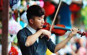 Chàng trai chơi violin trong Hang Én gây sốt cộng đồng mạng