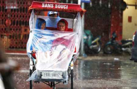 Hàng nghìn khách hủy tour Hạ Long, Sa Pa vì mưa bão