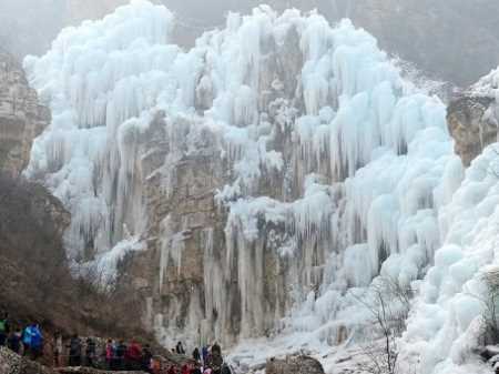 Ngoạn mục cảnh thác nước đóng băng trắng xóa trên núi