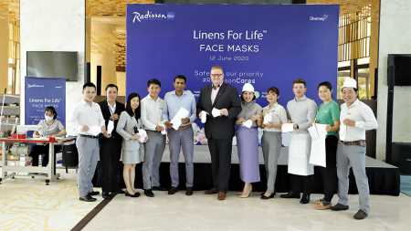 Radisson Blu Resort Phú Quốc: trao tặng khẩu trang và xà phòng hy vọng cho cộng đồng