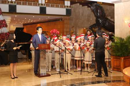 Lotte Legend Hotel: Khởi động mùa Lễ Hội với Nghi Thức Thắp Sáng Cây Thông 