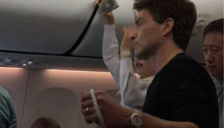 Clip hành khách bị cột vào ghế trên chuyến bay có Richard Marx
