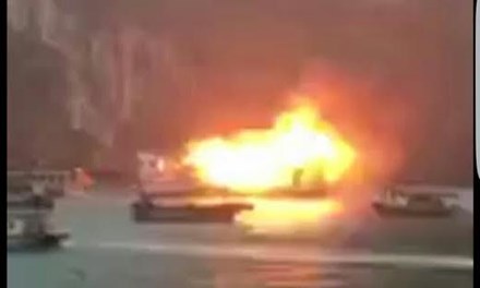 Tàu du lịch chở 21 người bất ngờ bốc cháy trên vịnh Hạ Long
