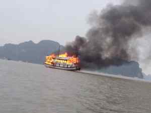 Cháy tàu du lịch đang chở 25 người trên Vịnh Hạ Long