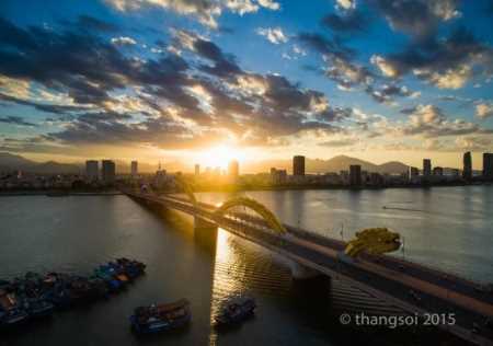  Da Nang dragon bridge is majestic in this flycam video