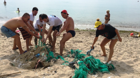 Du khách nước ngoài dọn rác biển Nha Trang vì "không chịu nổi"