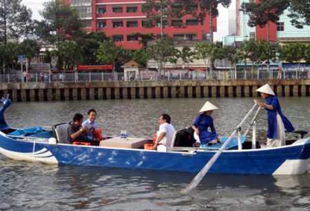 Thuyền du lịch trên kênh Nhiêu Lộc - Thị Nghè bị ném đá