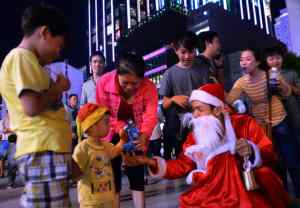Hàng ngàn người vui Noel mỗi đêm ở phố đi bộ Nguyễn Huệ