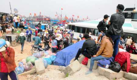 Cả ngàn du khách kẹt ở Lý Sơn vì thời tiết xấu
