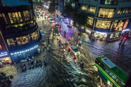 Dân facebook tung nhiều ảnh độc về mưa ngập Sài Gòn