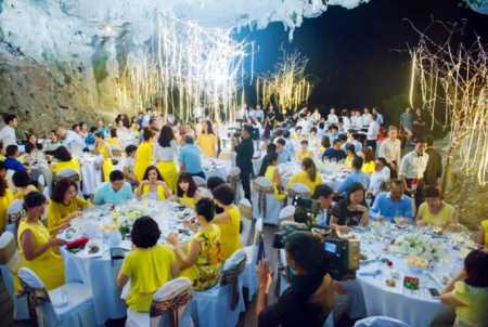 Vẫn tổ chức ăn tiệc trong hang động vịnh Hạ Long 